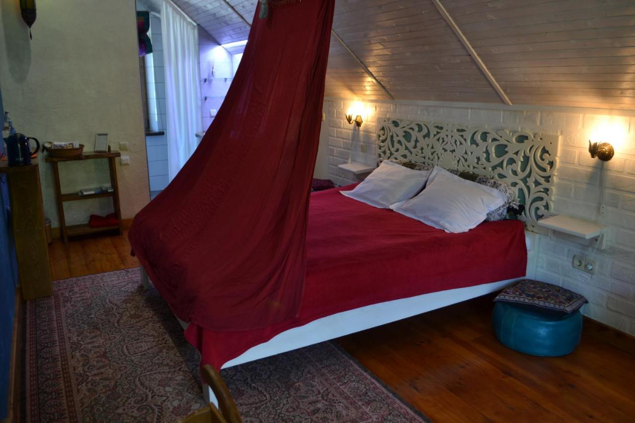 Romantic Guest House Kamjanets-Podilsky Buitenkant foto