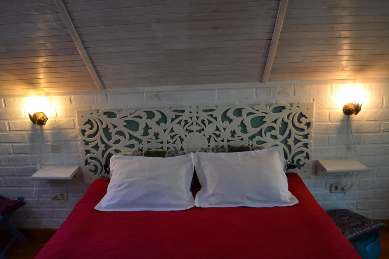 Romantic Guest House Kamjanets-Podilsky Buitenkant foto