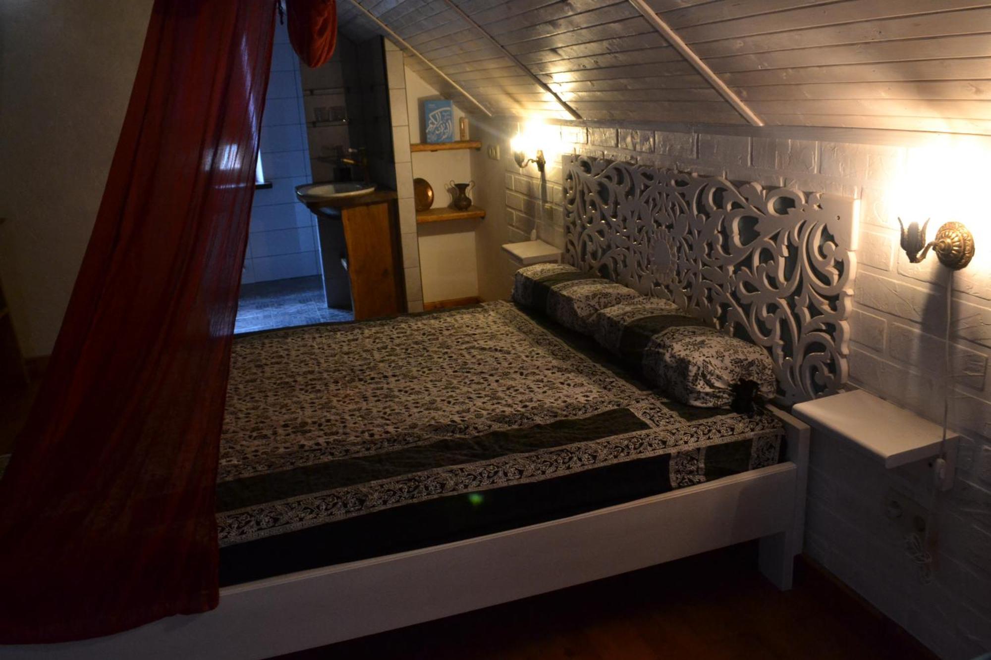 Romantic Guest House Kamjanets-Podilsky Buitenkant foto